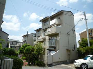 公社山田西A団地A-13棟の外観（南東側から）