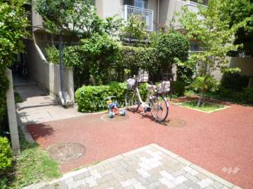 敷地内はたいへん緑豊かです。