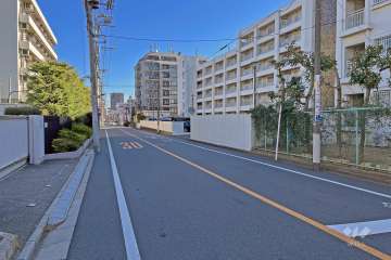 敷地の北側前面道路は「さいわい通り」です（西側から）。