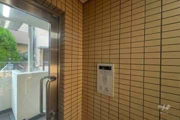 エントランスはオートロック付きです。