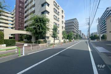 敷地西側の前面道路