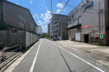 敷地の東側前面道路（北側から）