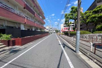 敷地の東側前面道路（南側から）