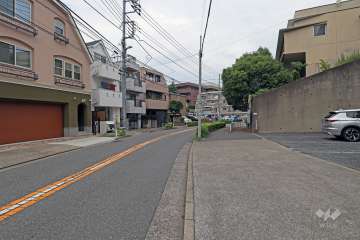 敷地の西側前面道路（南側から）