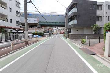 敷地南側の前面道路（東側から）