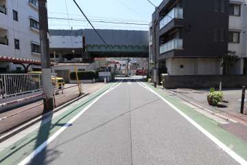 敷地南側の前面道路（東側から）