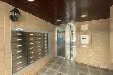 エントランスはオートロック付きです。