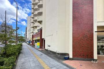 敷地の北東側前面道路（北西側から）