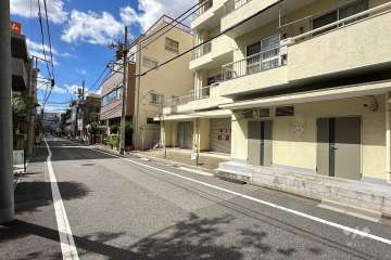 敷地の南側前面道路（東側から）