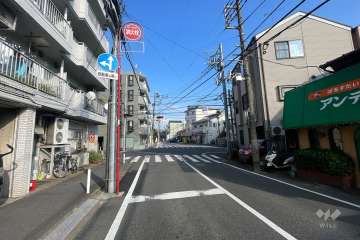 敷地の南側前面道路（西側から） 