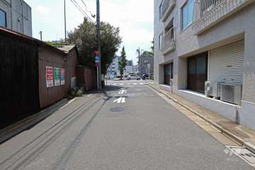 敷地南側の前面道路（東側から）