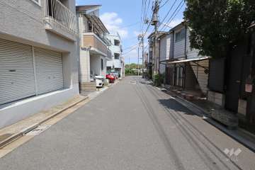 敷地南側の前面道路（西側から）