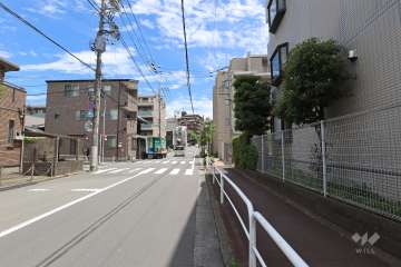 敷地北東側の前面道路（北西側から）