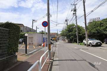 敷地北東側の前面道路（南東側から）
