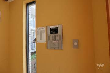 エントランスはオートロック付きです。