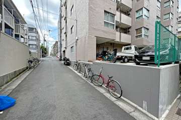 敷地の西側前面道路（南側から）