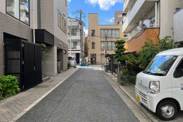 敷地の南側前面道路（東側から）