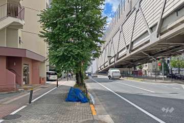 敷地の北西側前面道路は山手通りです（北側から）。
