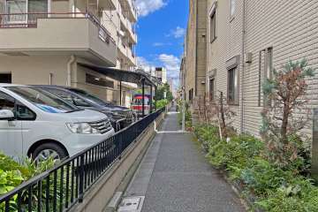 敷地の東側前面道路（南側から）