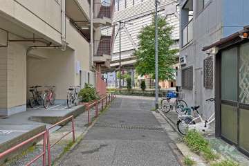 敷地の北側前面道路（東側から）