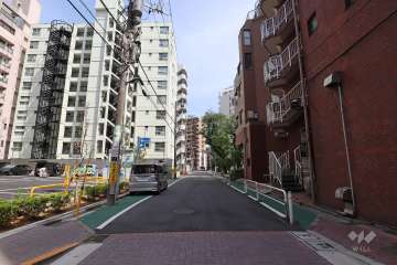敷地西側の前面道路