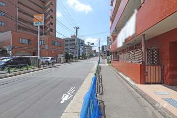 敷地南側の前面道路（東側から）