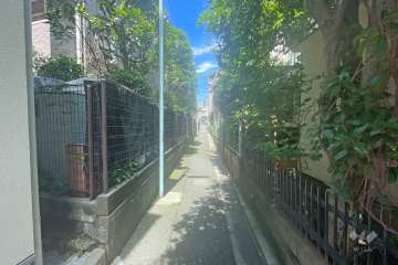 敷地北側の前面道路（東側から）