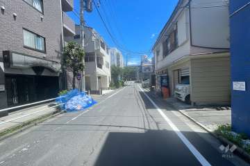 敷地東側の前面道路（南側から）