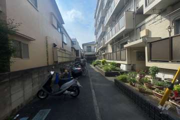 敷地南側の前面道路（東側から）