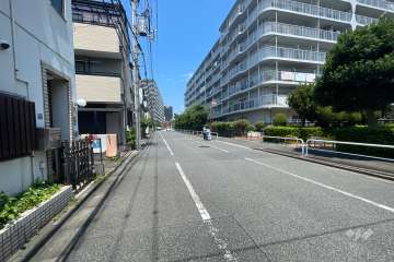 敷地の西側前面道路（南側から）