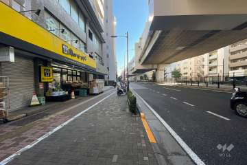 敷地の南東側前面道路（南西側から）