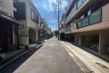 敷地南側の前面道路（東側から）