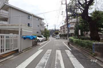 敷地西側の前面道路　