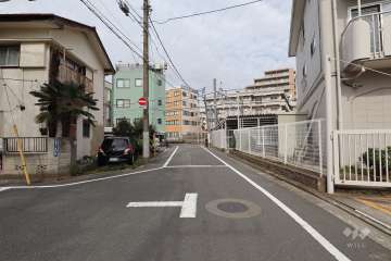 敷地西側の前面道路