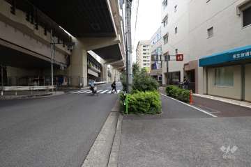 敷地南側の前面道路（東側から）