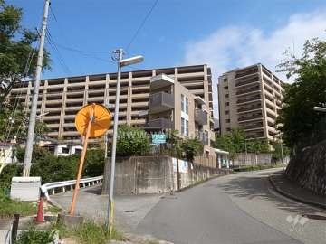 高台に立地し、周辺は一戸建てが中心に立ち並ぶ住宅地です。