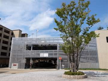 駐車場棟（入口にはロボットゲートが設置されています。）