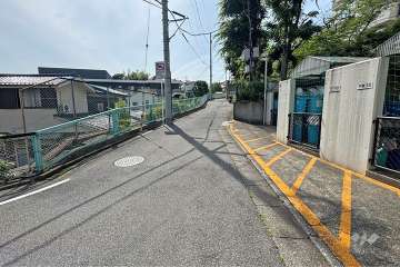 敷地南側の前面道路（東側から）