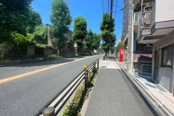 敷地の南側前面道路（東側から）