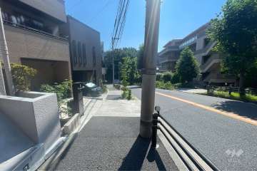 敷地の南側前面道路（西側から）