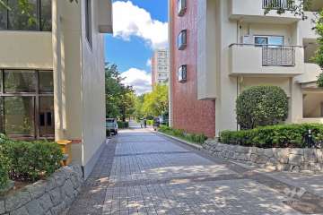 建物の南側敷地内通路（東側から）