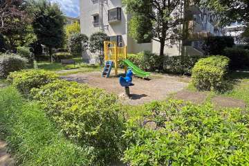 隣接する児童公園