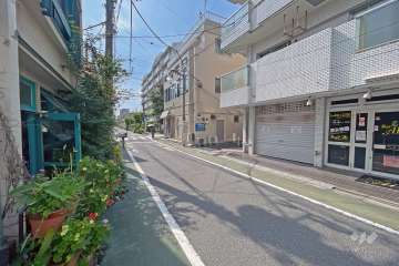 敷地の南側前面道路（東側から）