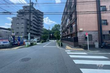 敷地南側の前面道路（東側から）