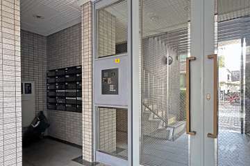 エントランスはオートロック付きです。