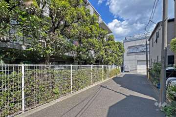 敷地の南西側前面道路（北西側から）