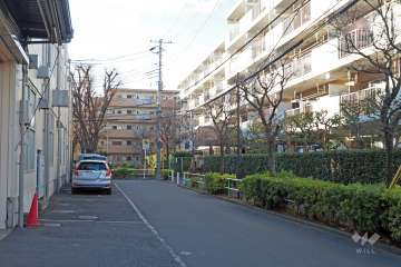 敷地南側の前面道路（東側から）