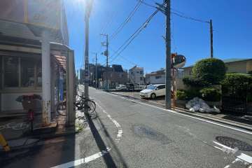 敷地北側の前面道路（西側から）