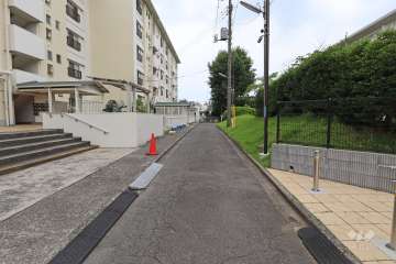 敷地南側の前面道路（東側から）