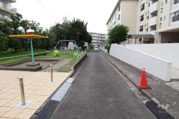 敷地南側の前面道路（西側から）